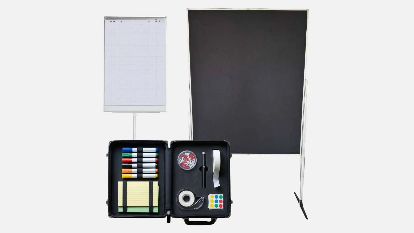 Moderations-Paket mit magnetischem Flipchart, schwarzer Pinnwand und geöffnetem Moderationskoffer voller Marker.