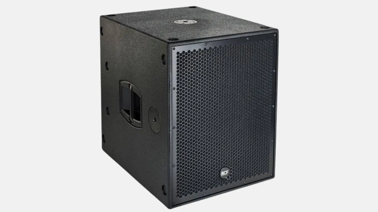 RCF SUB 8004-AS Subwoofer in Schwarz mit Frontgitter und seitlichem Tragegriff in schräger Ansicht vor weißem Hintergrund.