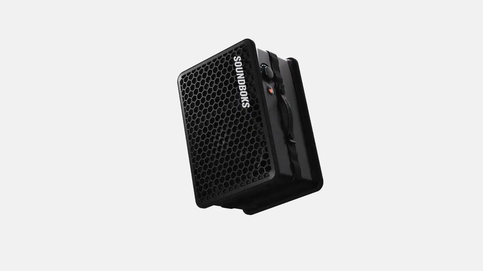 Soundboks Go kompakter Akku-Lautsprecher in Schwarz mit SOUNDBOKS-Schriftzug vor weißem Hintergrund.