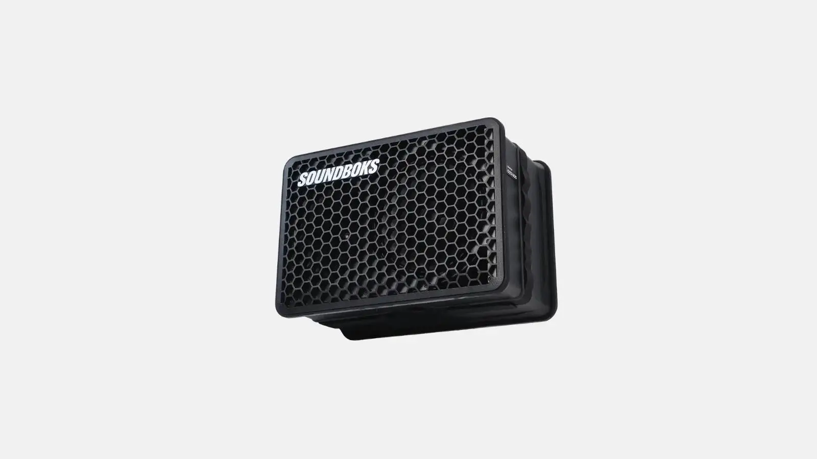 Soundboks Go Akku-Lautsprecher in Schwarz mit Wabengitter und Logo, schräg vor weißem Hintergrund.