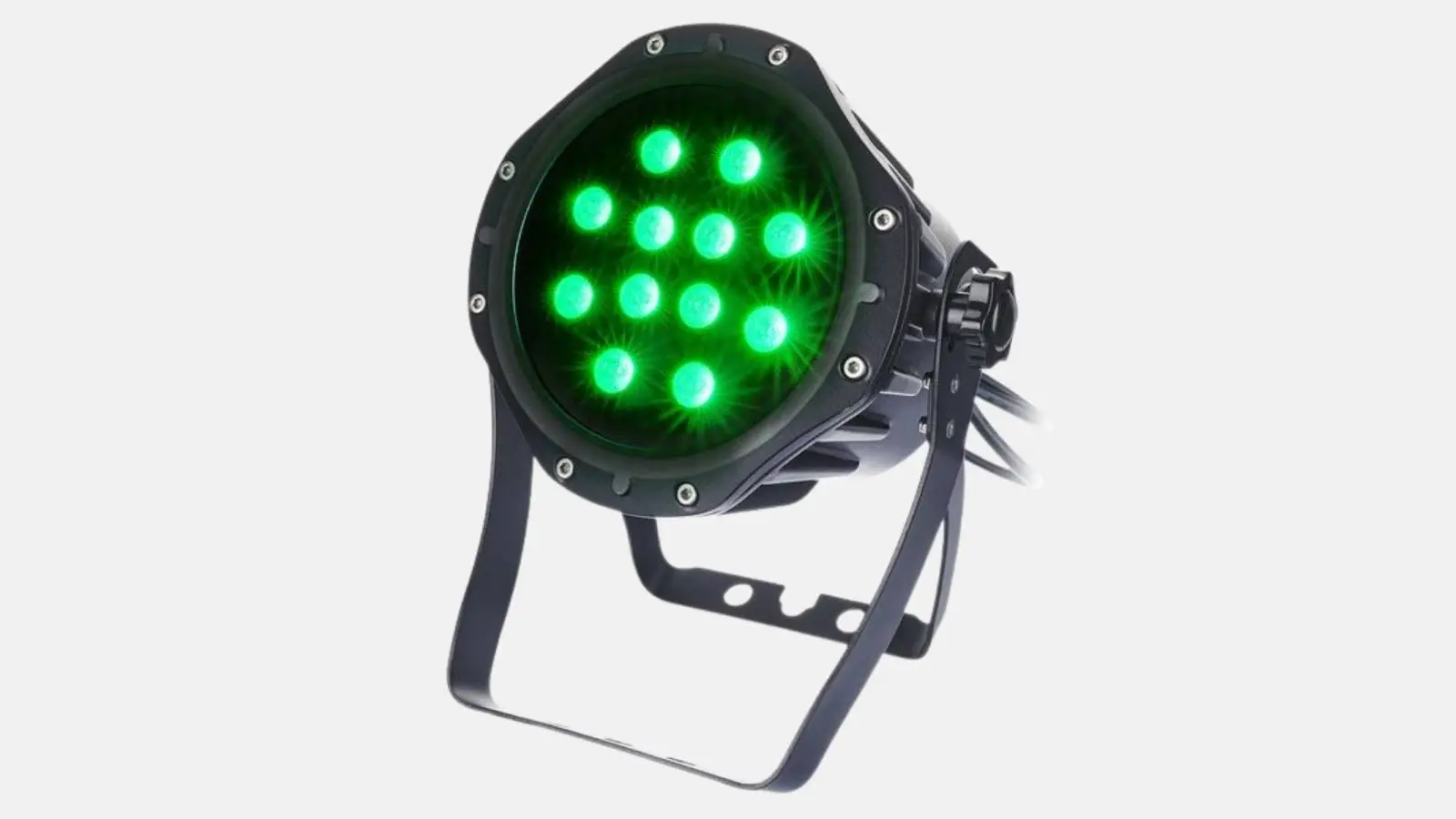 Stairville Outdoor Stage Par 12x3W Tri LED-Scheinwerfer in Schwarz mit grün leuchtenden Tri-LEDs schräg vor weißem Hintergrund.