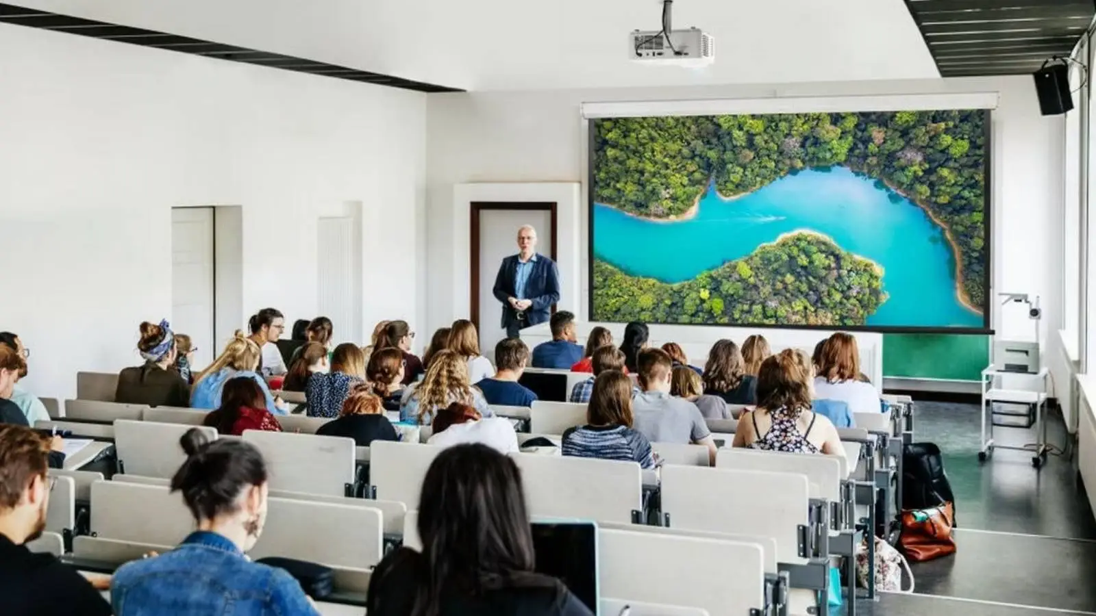 ViewSonic LS740HD Full-HD-Laser-Beamer projiziert Landschaftsbild auf Leinwand im Hörsaal