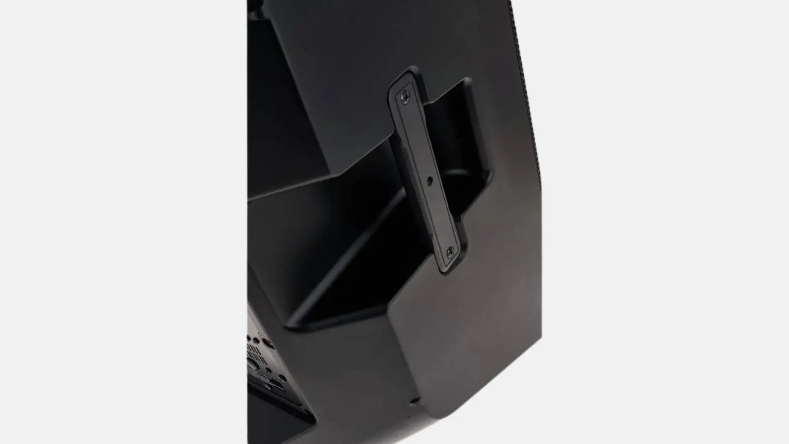 Yamaha DXR12 mkII Lautsprecher in Schwarz mit seitlichem Tragegriff in Detailansicht.