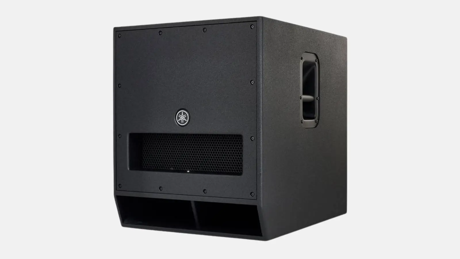 Yamaha DXS18 mkII Subwoofer in Schwarz mit Bassreflexöffnung und Griff in schräger Frontansicht vor weißem Hintergrund.