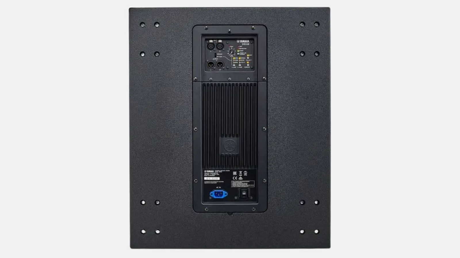 Yamaha DZR Aktiv PA-Anlage mit Verstärkerpanel und Flugpunkten des Subwoofers in Rückansicht.