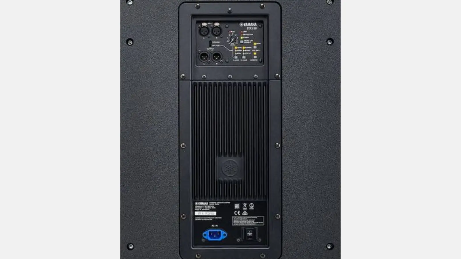 Yamaha DXS18 mkII Subwoofer in Schwarz mit Verstärkerpanel und Anschlüssen in Rückansicht.
