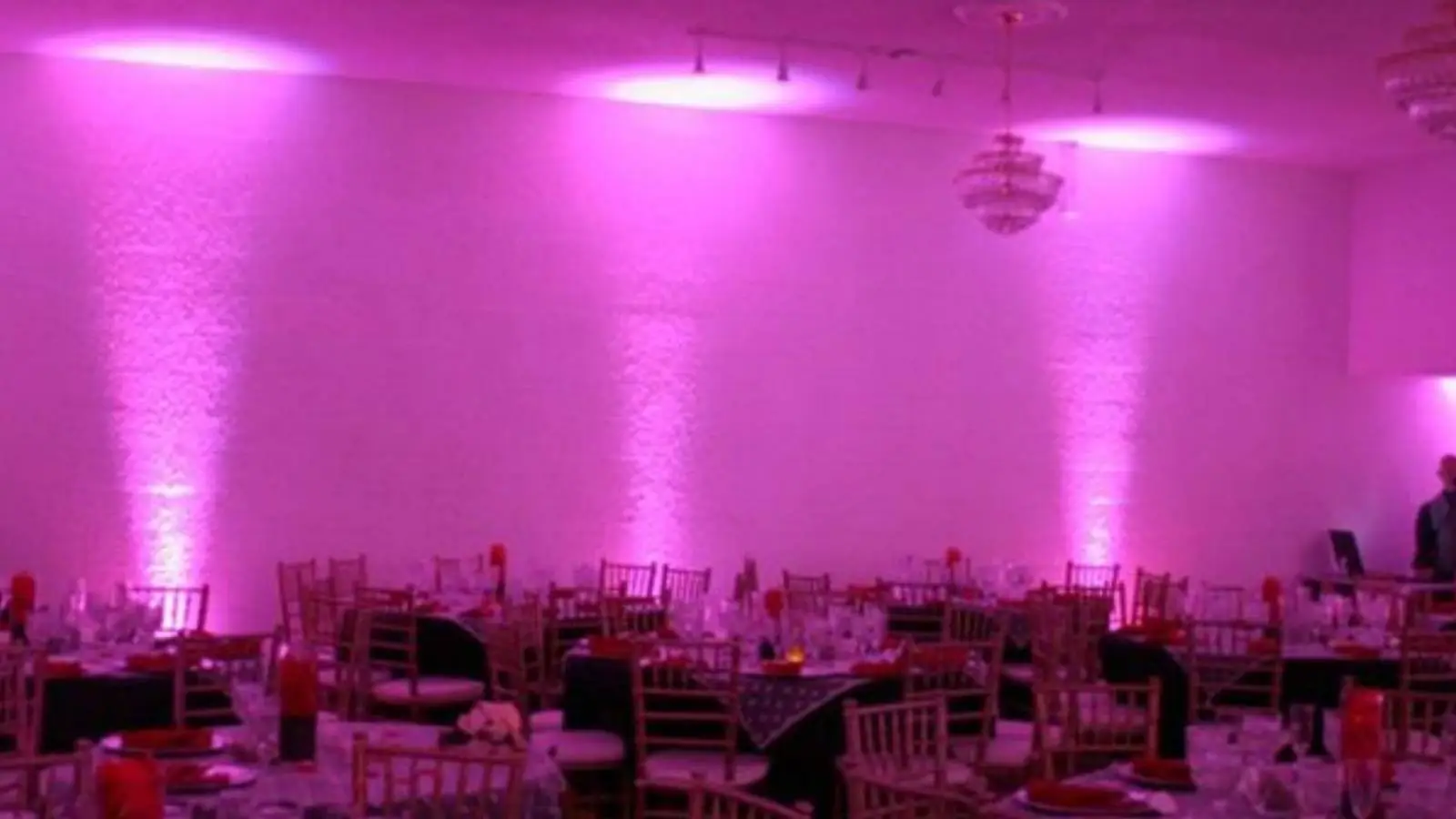 ADJ Mega TriPar Profile Plus LED-Scheinwerfer als pinkes Uplight in einem festlich gedeckten Saal.