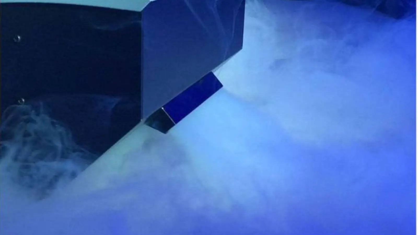ADJ Mister Kool II Bodennebelmaschine im Einsatz mit tief liegendem Nebel in Blau.