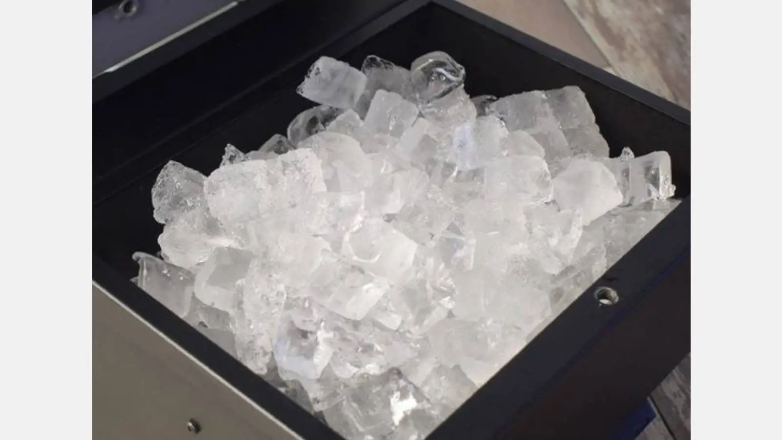 ADJ Mister Kool II Bodennebelmaschine mit Eiskammer voller Eiswürfel in Nahaufnahme.