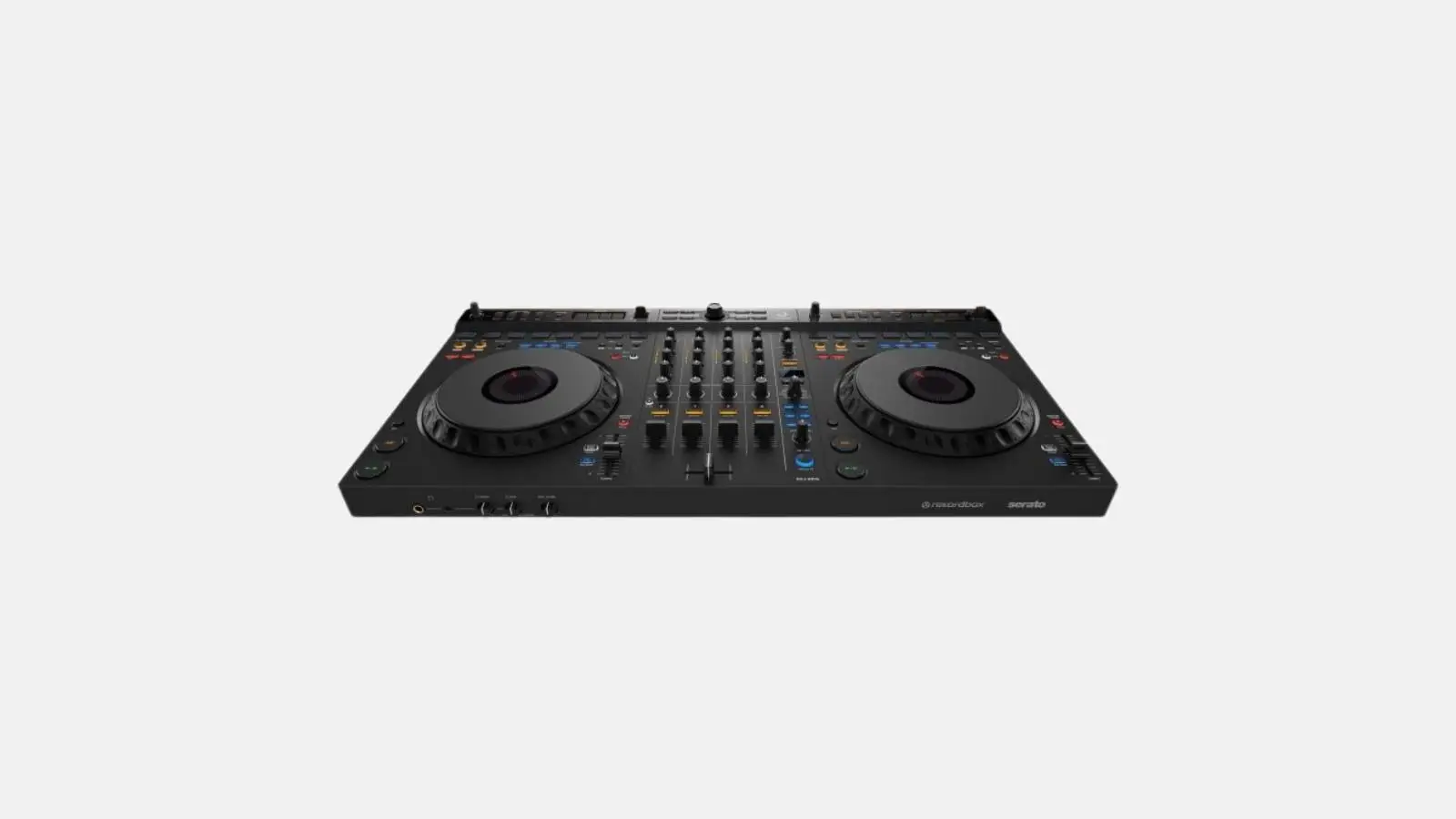 AlphaTheta DDJ-GRV6 DJ-Controller in Schwarz in schräger Ansicht mit Fadern und Jog-Wheels vor weißem Hintergrund.