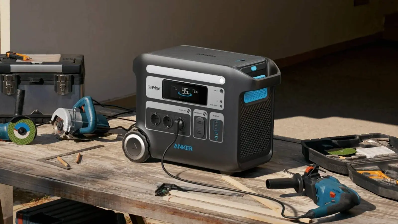 Anker SOLIX F2000 Powerstation mit Rollen auf einer Werkbank neben Werkzeug im Einsatz.