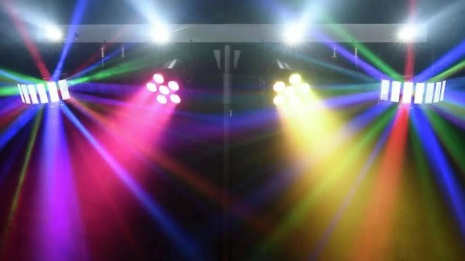 Ape Labs Lichtshow Paket im Einsatz mit farbigen Lichtstrahlen von Moving Heads und PAR-Scheinwerfern auf dunkler Bühne.