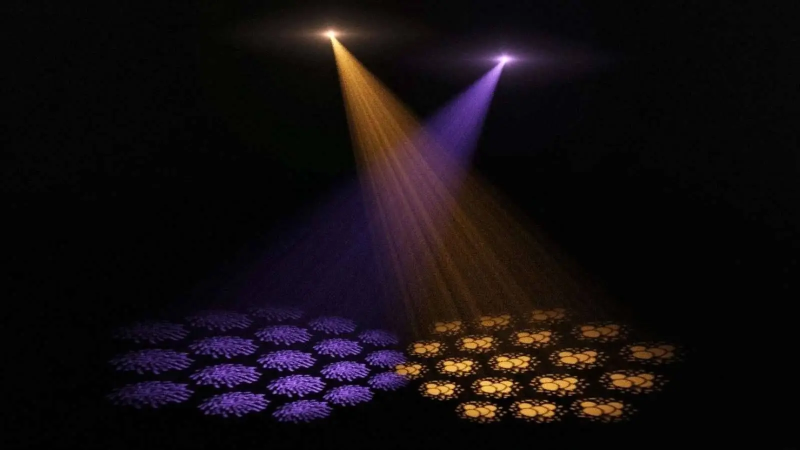 Zwei Moving Heads des Ape Labs Lichtshow Pakets projizieren violette und goldene Gobo-Muster im dunklen Raum.
