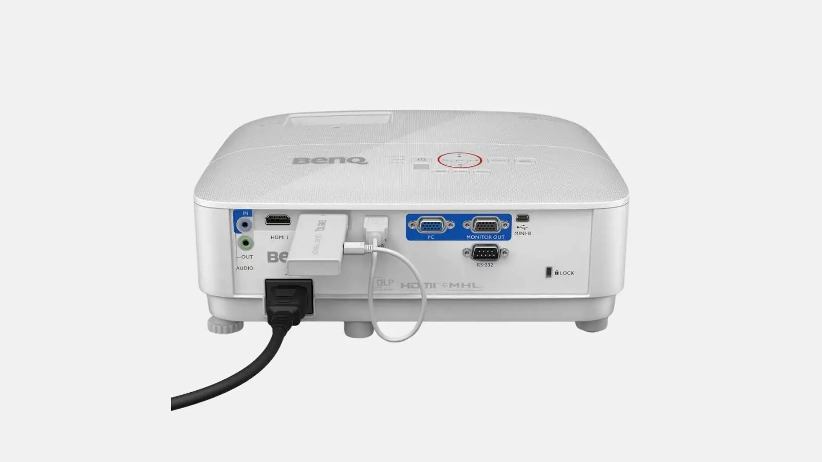 BenQ TH671ST Short-Throw Beamer von hinten mit angeschlossenem HDMI-Kabel und WLAN-Stick.