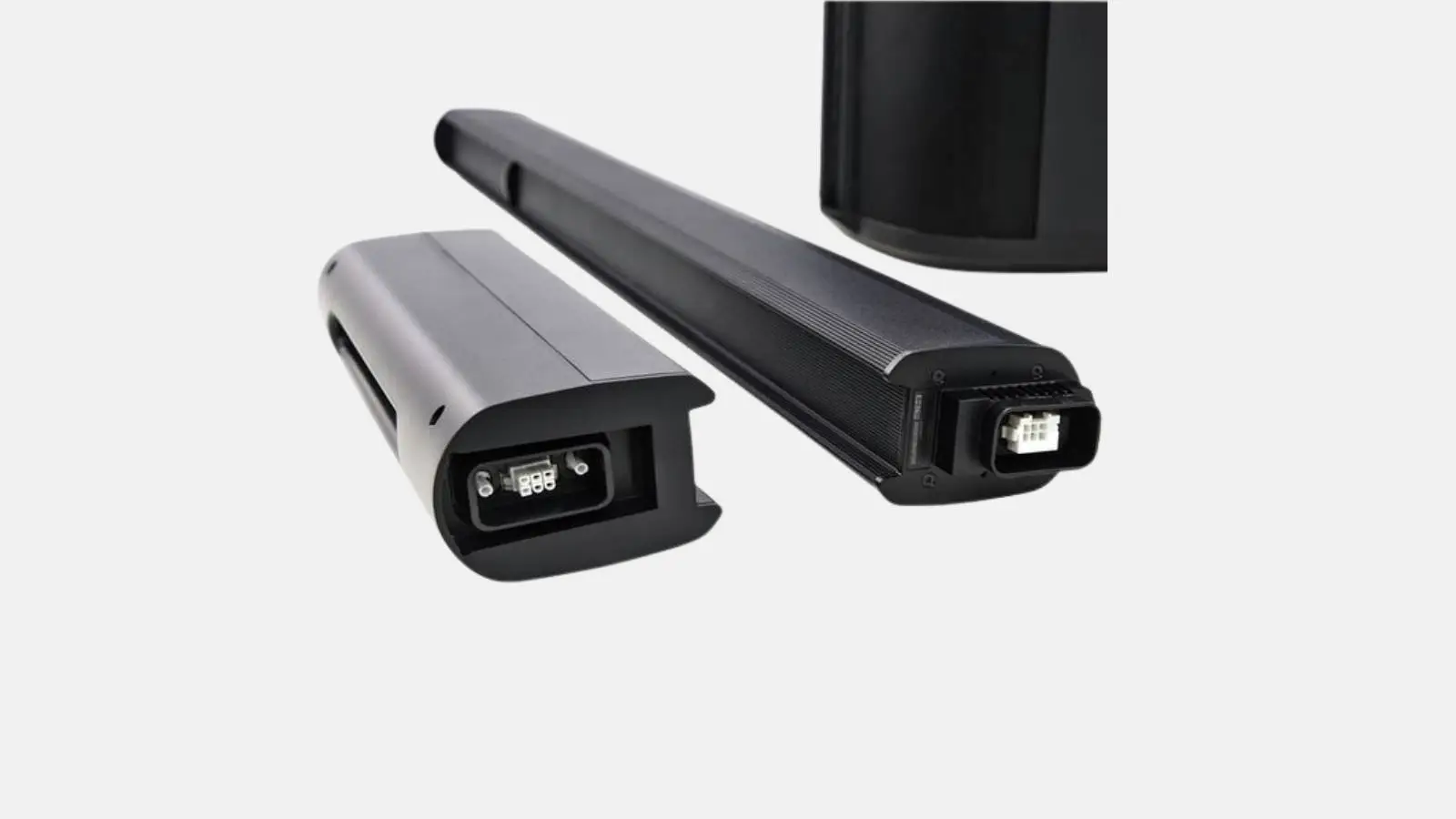 Bose L1 Pro16 Säulensystem, Detailansicht der Line-Array-Segmente mit Steckverbindern vor weißem Hintergrund.