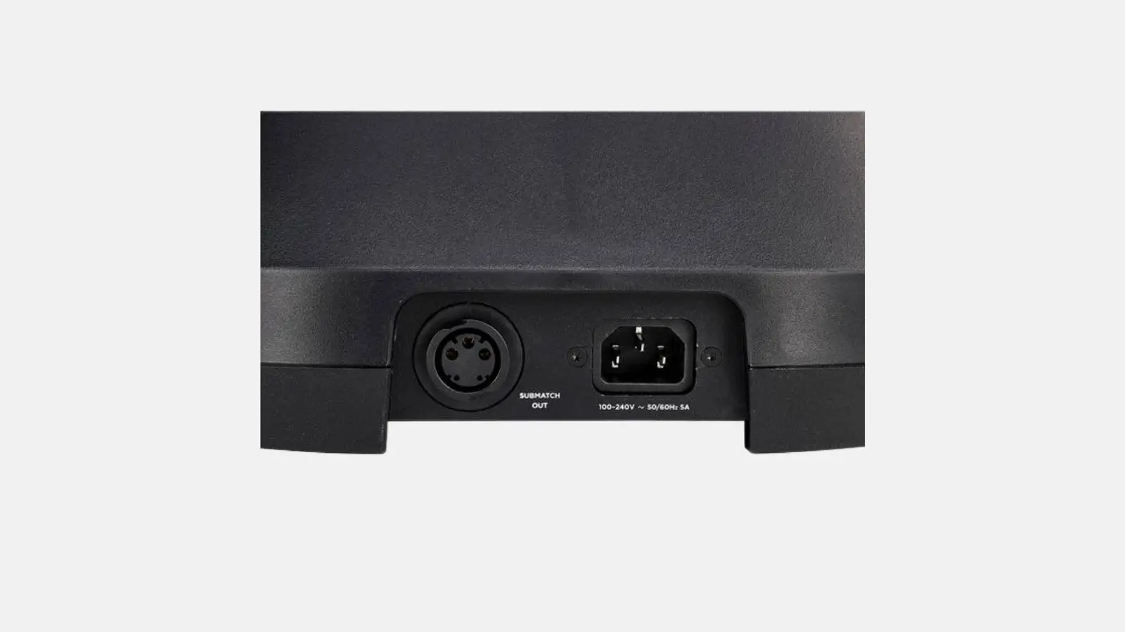 Bose L1 Pro32 Säulensystem, Detailansicht der Anschlüsse mit SubMatch-Ausgang und Netzeingang.