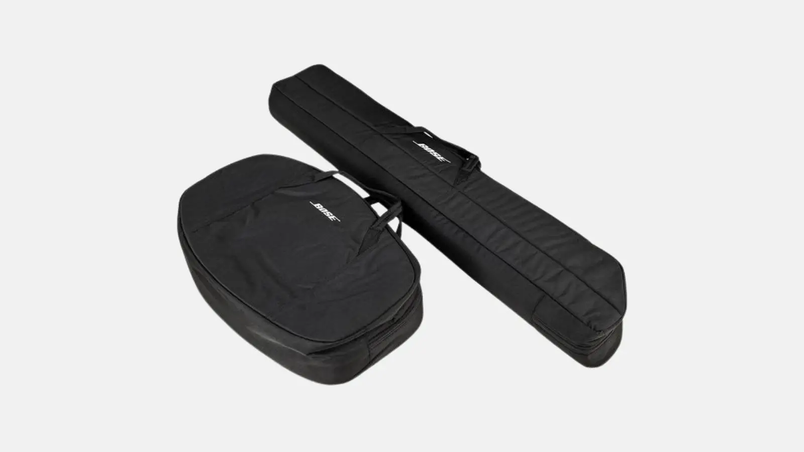 Bose L1 Pro32 Säulensystem, zwei schwarze Bose Transporttaschen für Power Stand und Array vor weißem Hintergrund.