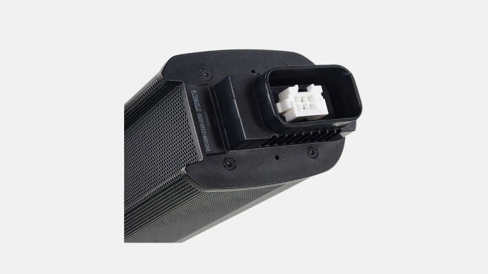 Bose L1 Pro8 Säulensystem, Detailansicht des Array-Segments mit weißem Steckverbinder.