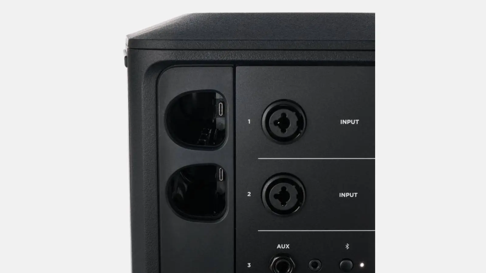 Bose S1 Pro Plus Akku-Lautsprecher, Detailansicht des Anschlussfelds mit zwei Eingängen, AUX und Bluetooth.