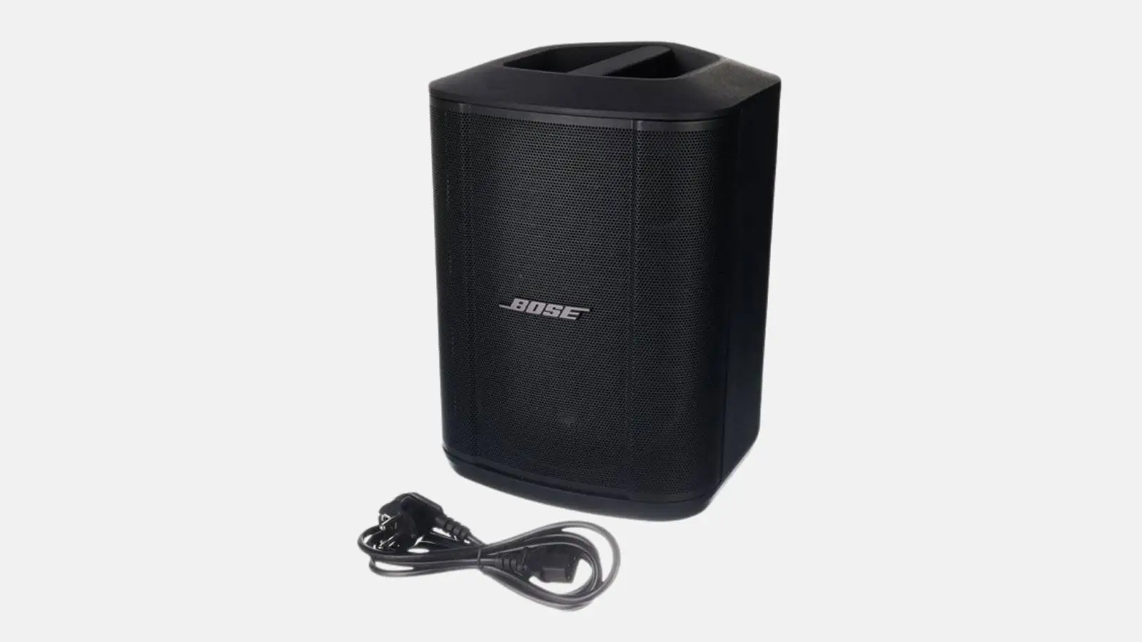 Bose S1 Pro Plus Akku-Lautsprecher in Schwarz mit Bose Logo und Netzkabel vor weißem Hintergrund.