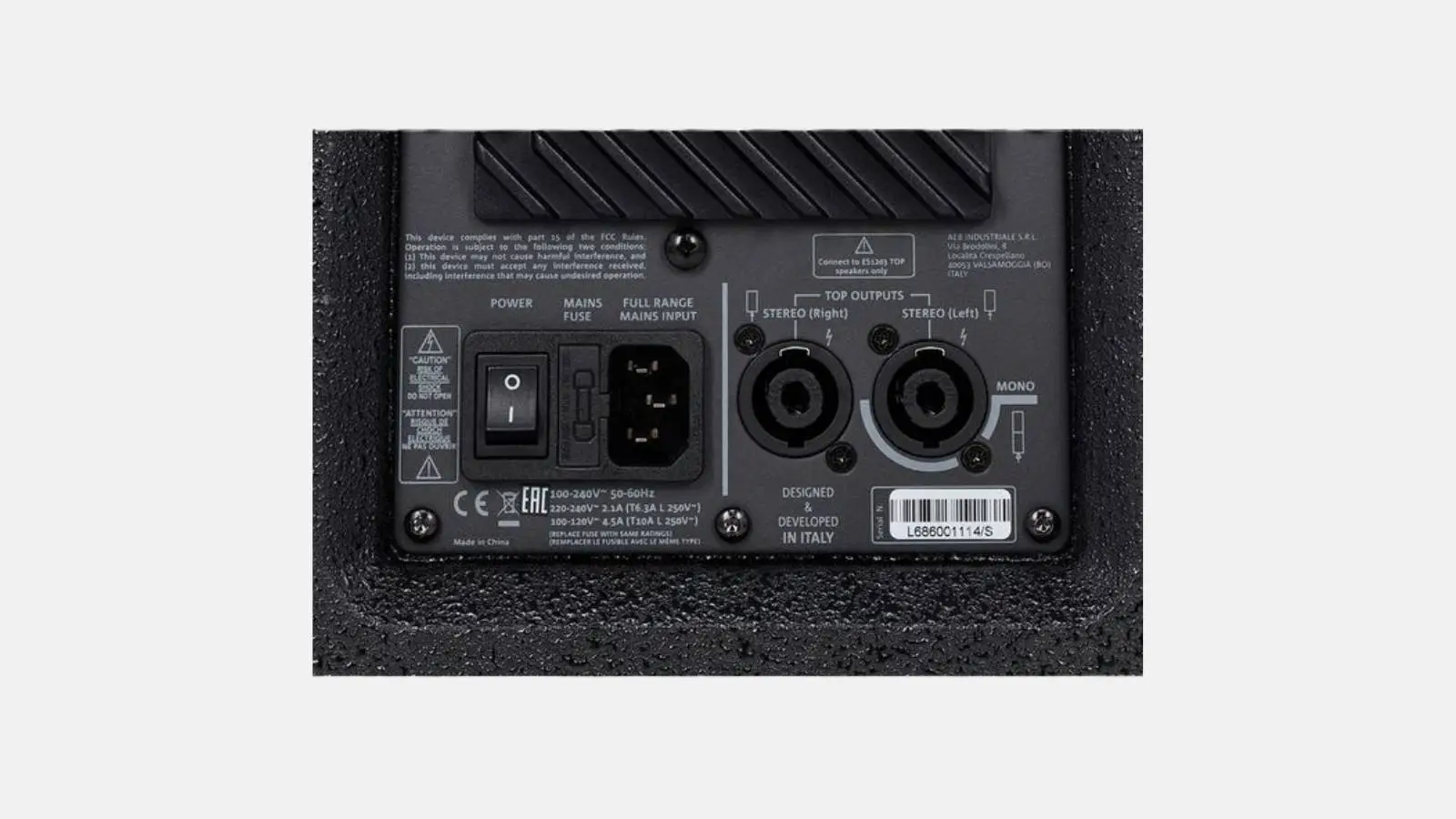 dB Technologies ES 1203 Säulensystem, Anschlussfeld mit Netzschalter und SpeakON Top-Ausgängen in Nahaufnahme.