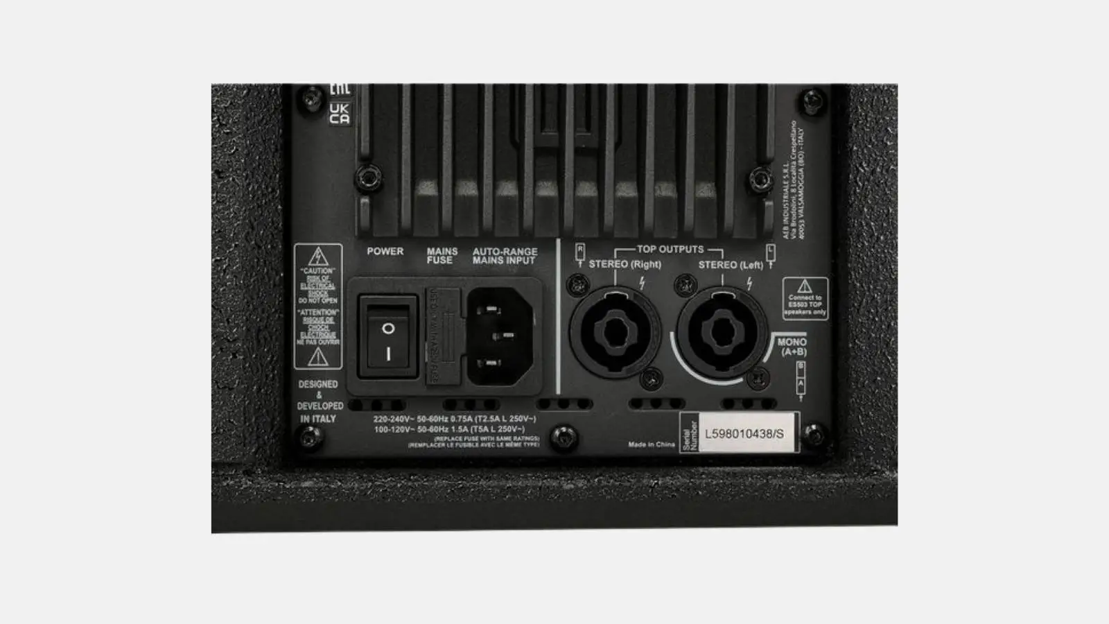 dB Technologies ES 503 Säulensystem, Anschlussfeld mit Netzschalter und SpeakON Top-Ausgängen in Nahaufnahme.