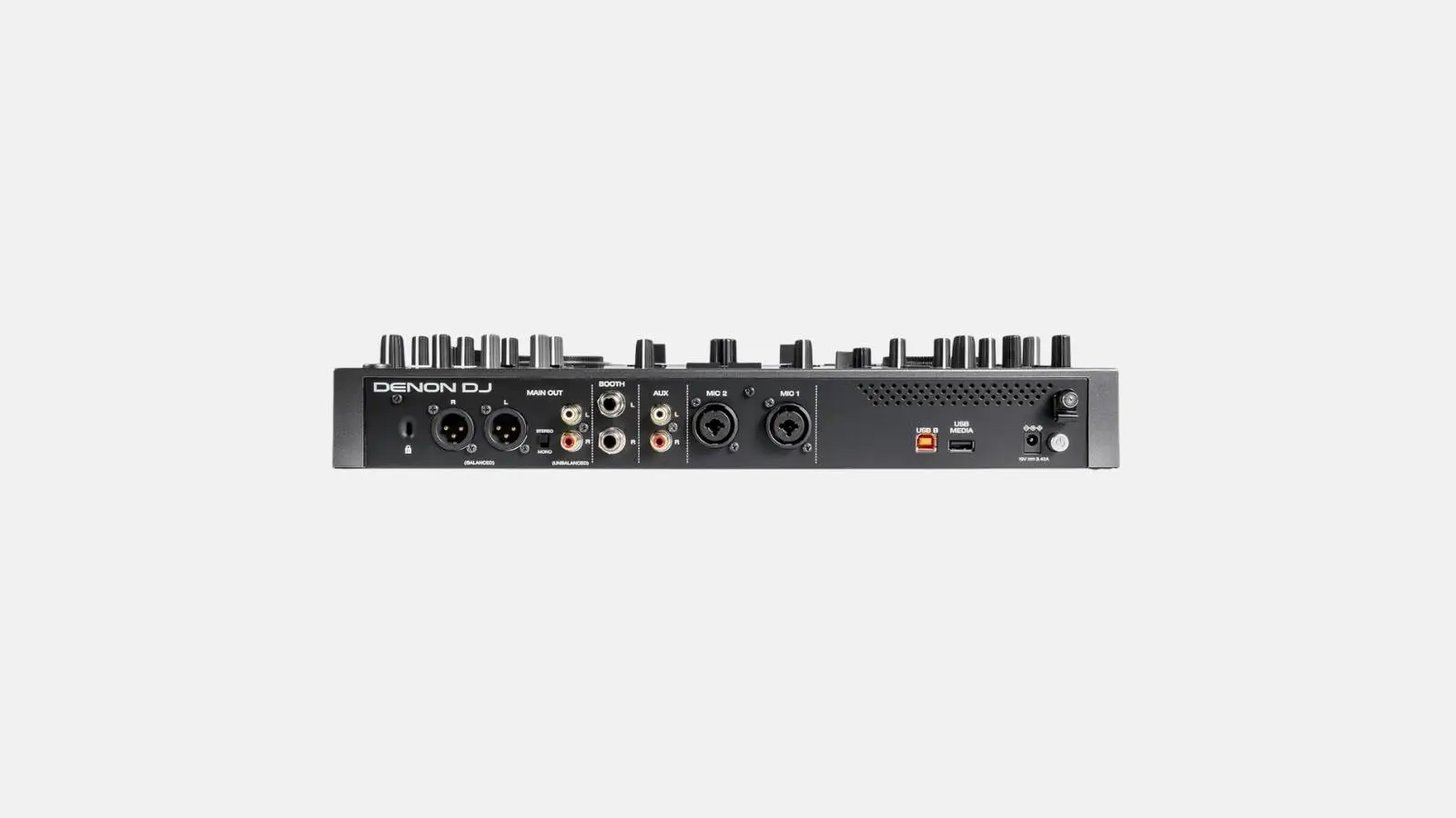 Denon DJ Prime GO+ Akku-Standalone DJ-Pult, Rückansicht mit zahlreichen Audioanschlüssen vor weißem Hintergrund.