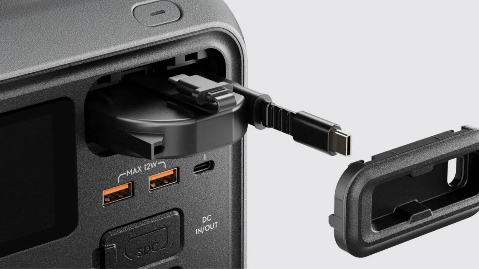DJI Power 1000 Mini Powerstation, Detailansicht der USB und DC-Anschlüsse mit eingestecktem Kabel.