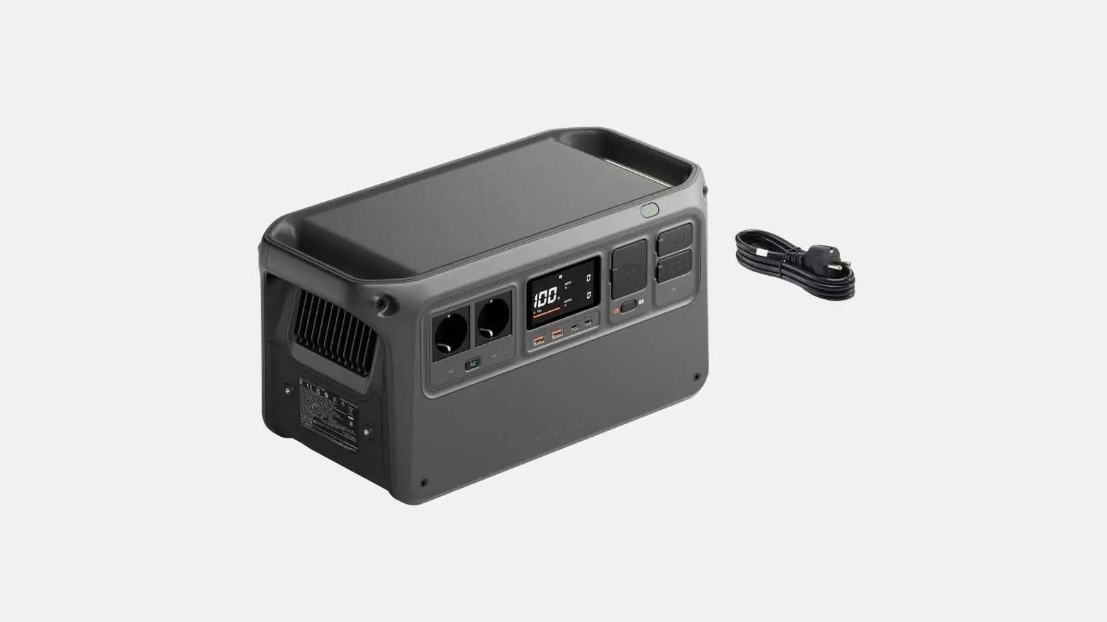 DJI Power 1000 V2 Powerstation in Grau mit Steckdosen, Display und Netzkabel in Schrägansicht vor hellem Hintergrund.