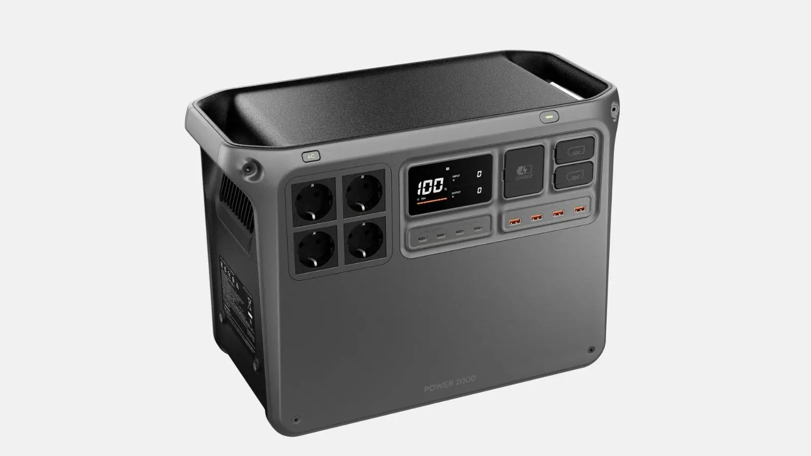 DJI Power 2000 Powerstation in Grau mit vier Schuko-Steckdosen und Display vor hellem Hintergrund.