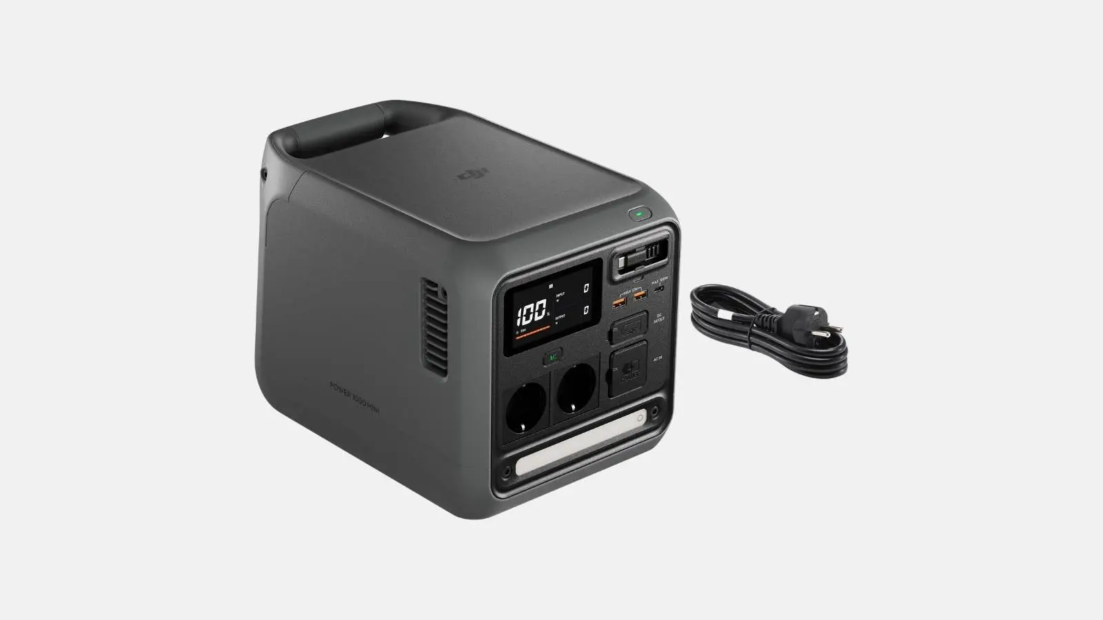 DJI Power 1000 Mini Powerstation in Grau mit Display, Schuko-Steckdosen und Netzkabel vor weißem Hintergrund.