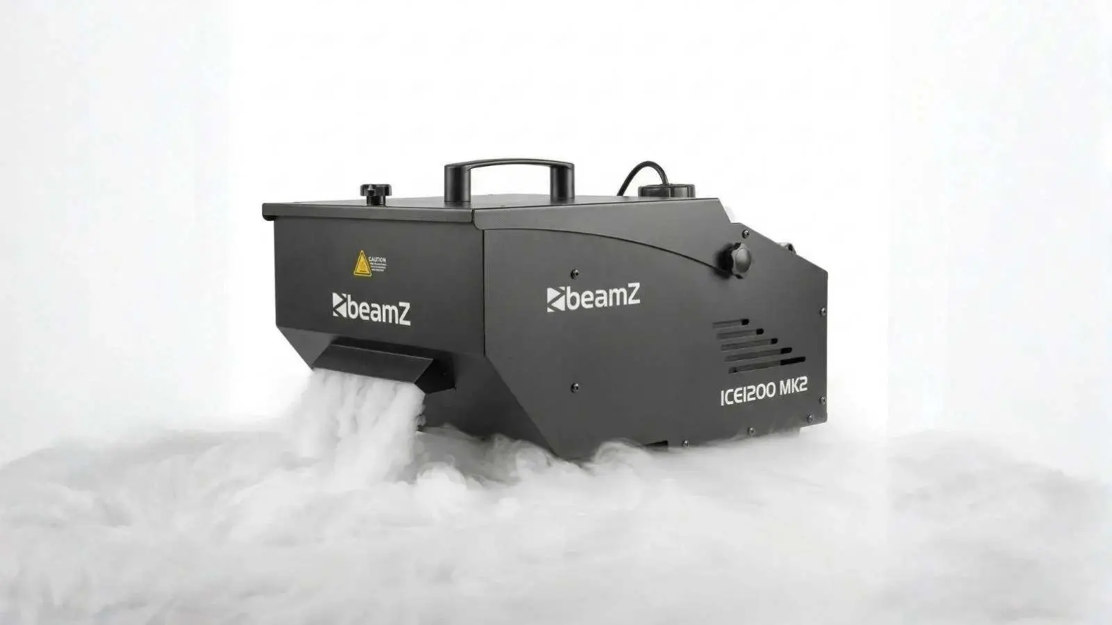 beamZ ICE1200 MK2 Bodennebelmaschine in Schwarz mit austretendem Bodennebel vor weißem Hintergrund.