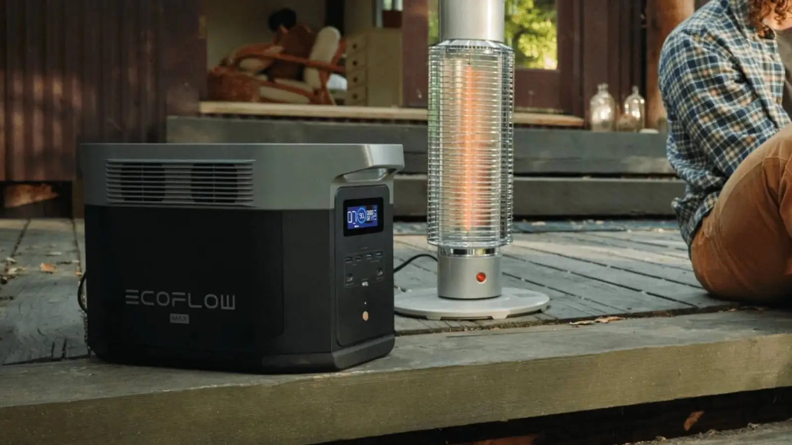 EcoFlow Delta 2 Max Powerstation im Einsatz auf einer Holzterrasse neben einem Heizstrahler.