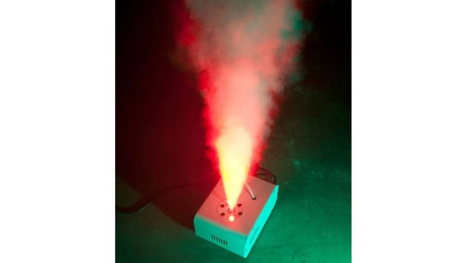 Funk-Fernbedienung der Eliminator VF Volcano EP Vertikalnebelmaschine mit Antenne vor weißem Hintergrund.