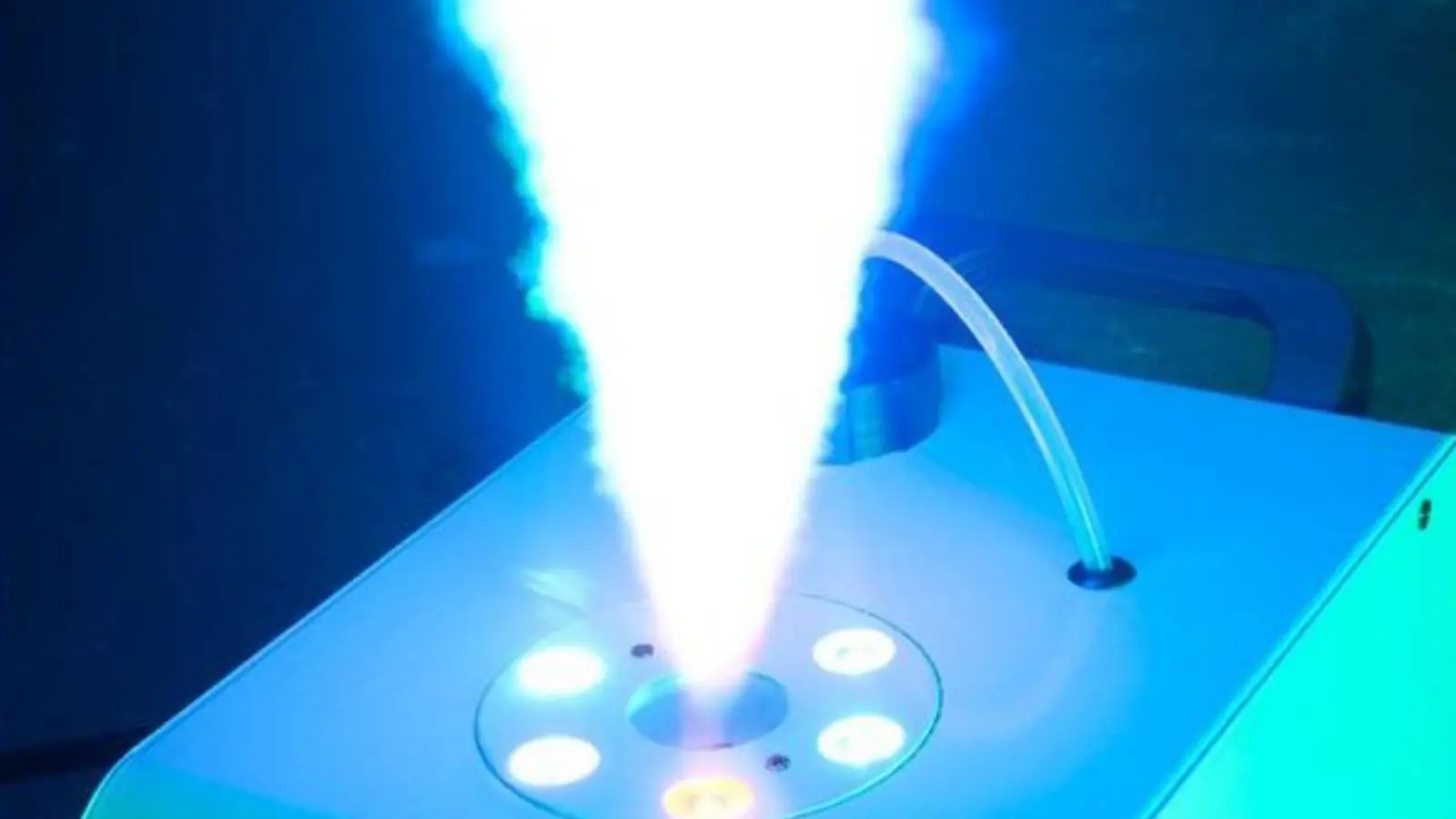 Eliminator VF Volcano EP Vertikalnebelmaschine mit LED-Ring und senkrechtem Nebelstrahl im Einsatz.