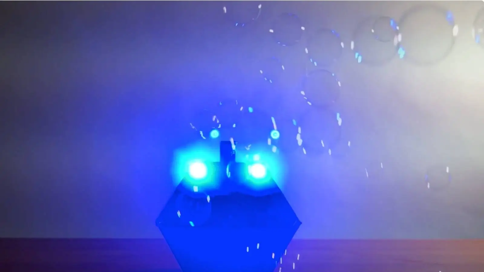 Eurolite B-90 Bubble Machine Seifenblasenmaschine im Einsatz mit blauem Licht und aufsteigenden Seifenblasen.
