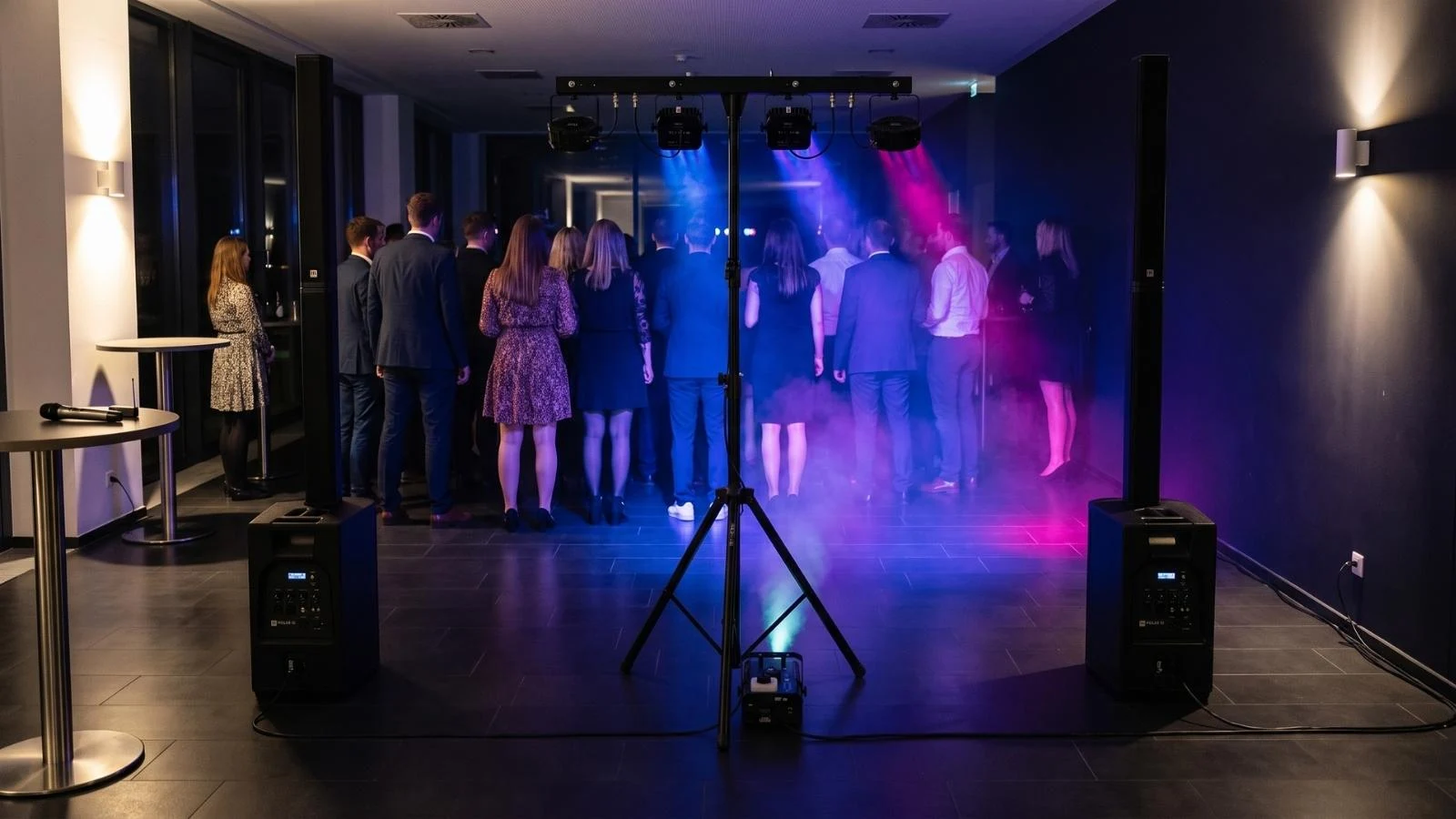 Event Paket mit HK Audio Polar Säulenlautsprechern und Lichtanlage im Einsatz bei einer Abendveranstaltung mit Gästen.