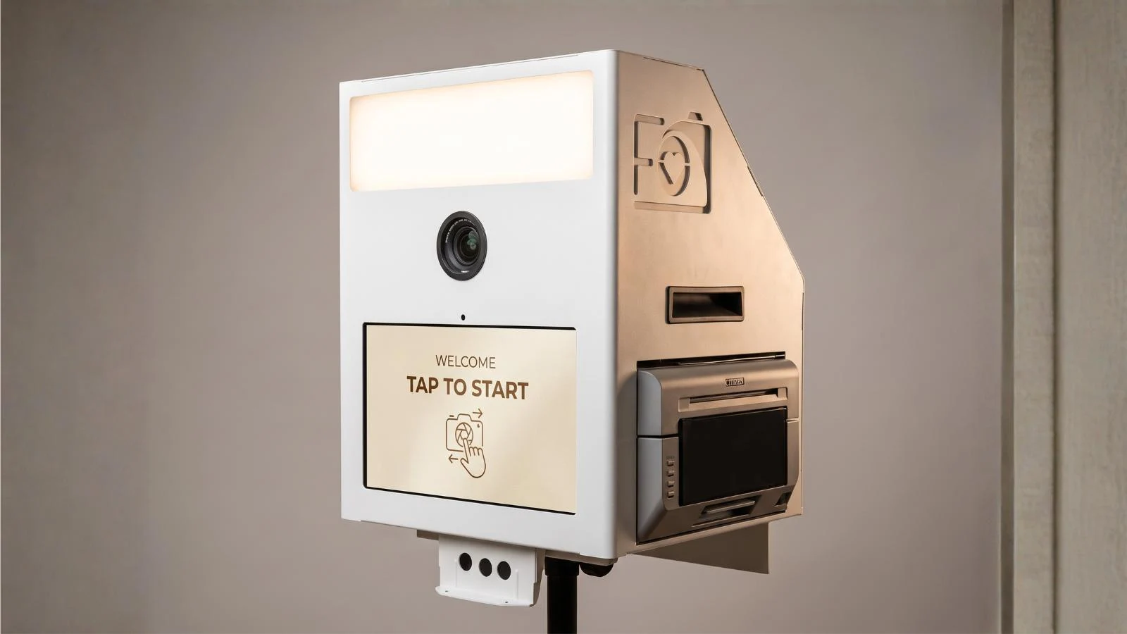 Fotobox Print Pro in Weiß mit Kameralinse, Touchscreen und seitlichem High-Speed-Drucker auf Stativ.