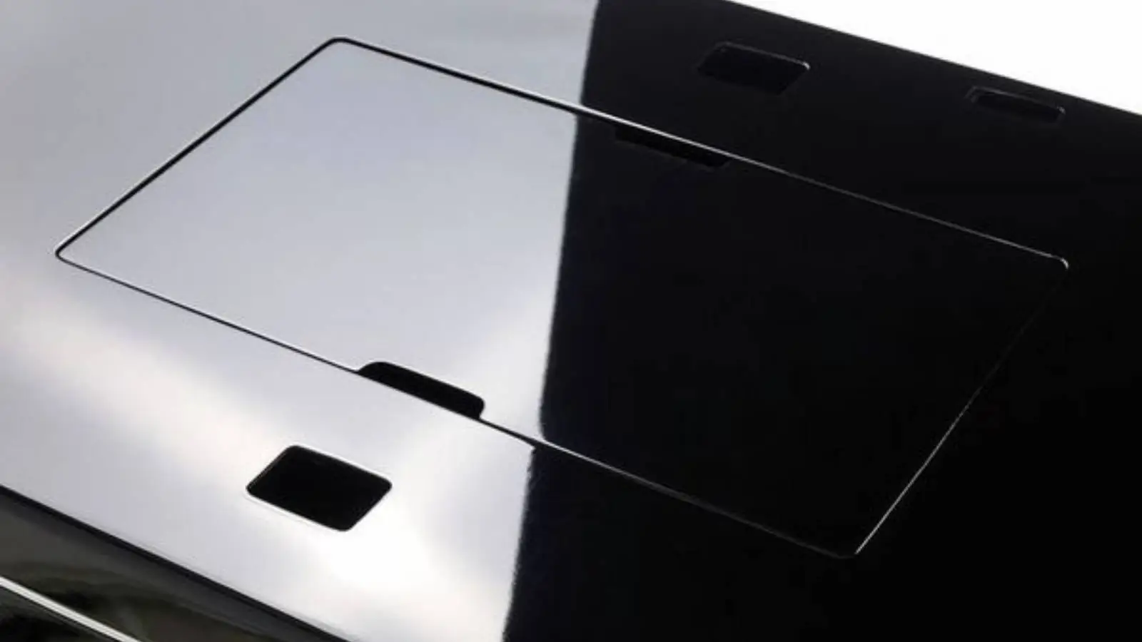 Detailaufnahme der schwarzen Oberfläche des Glorious Sessioncube MK2 DJ-Tisch mit Kabelaussparungen.