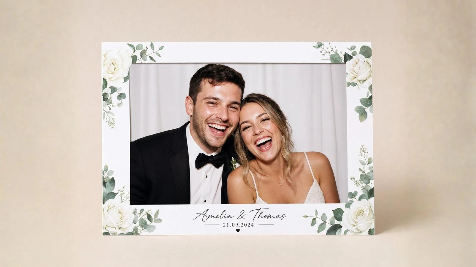 Individuelles Foto-Layout mit personalisiertem Rahmen, Namen und Datum für ein Hochzeitsfoto aus der Fotobox.