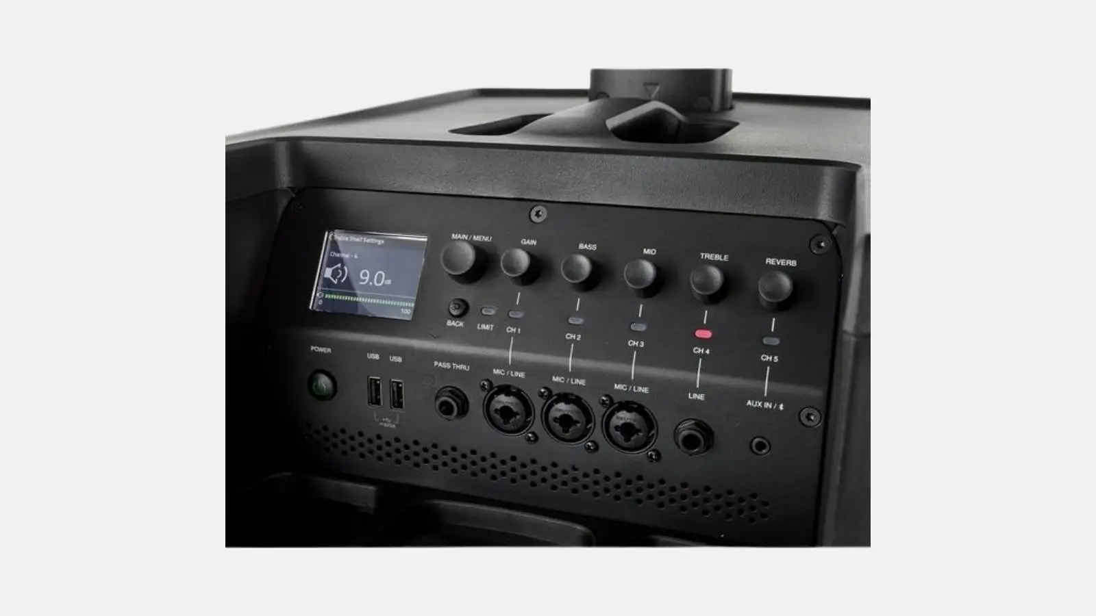 JBL EON ONE MK2 Säulensystem Nahaufnahme des 5-Kanal-Digitalmixers mit Reglern und Display.