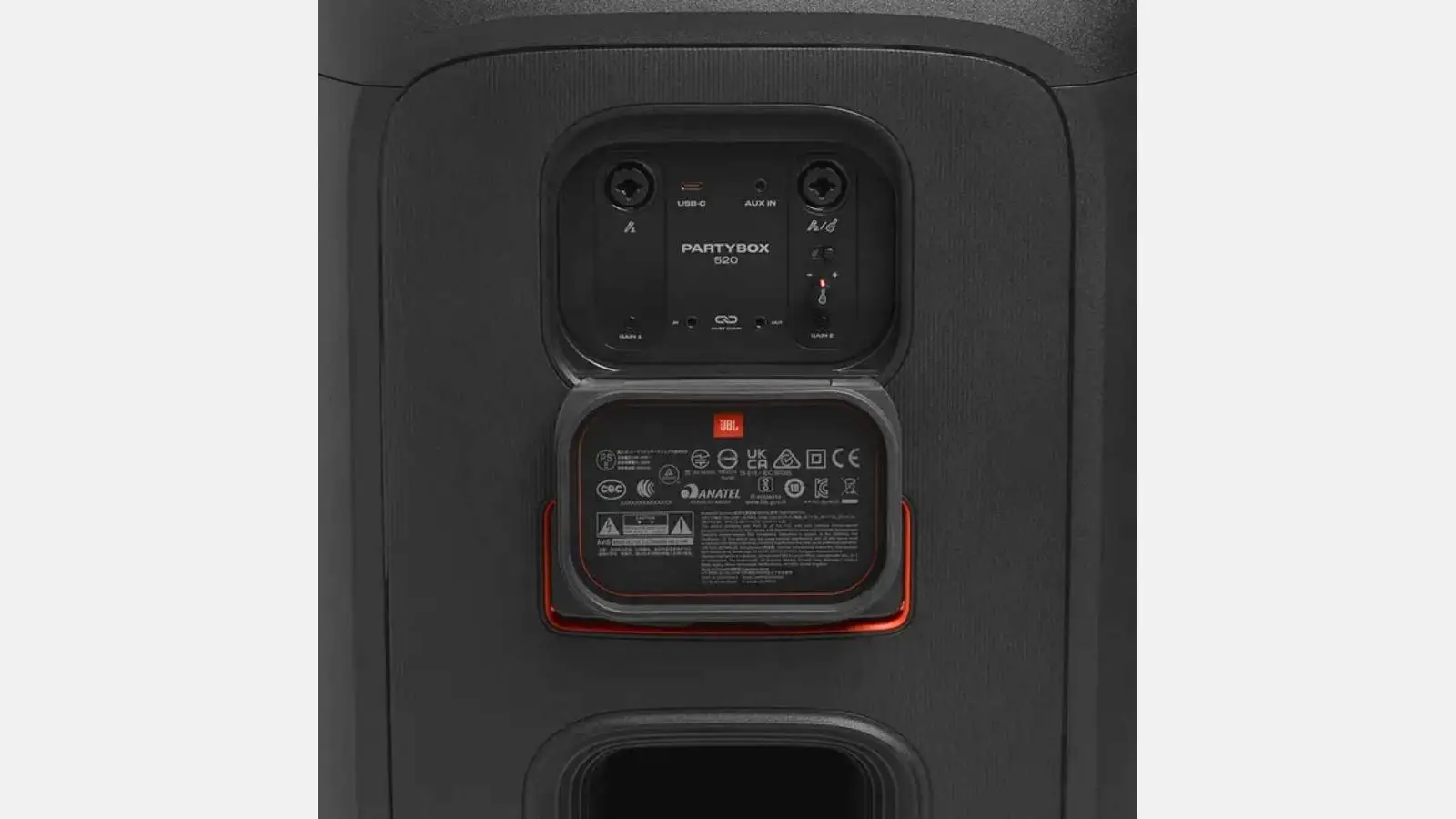 Anschlussfeld des JBL PartyBox 520 Akku-Lautsprechers mit USB-C und AUX-Eingang in Nahaufnahme.