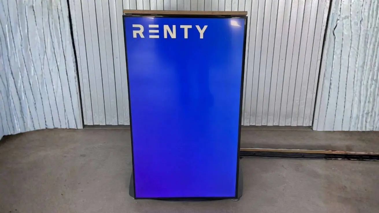Rednerpult des Konferenz Komplettpakets mit beleuchtetem Display und Renty-Logo, Frontansicht.