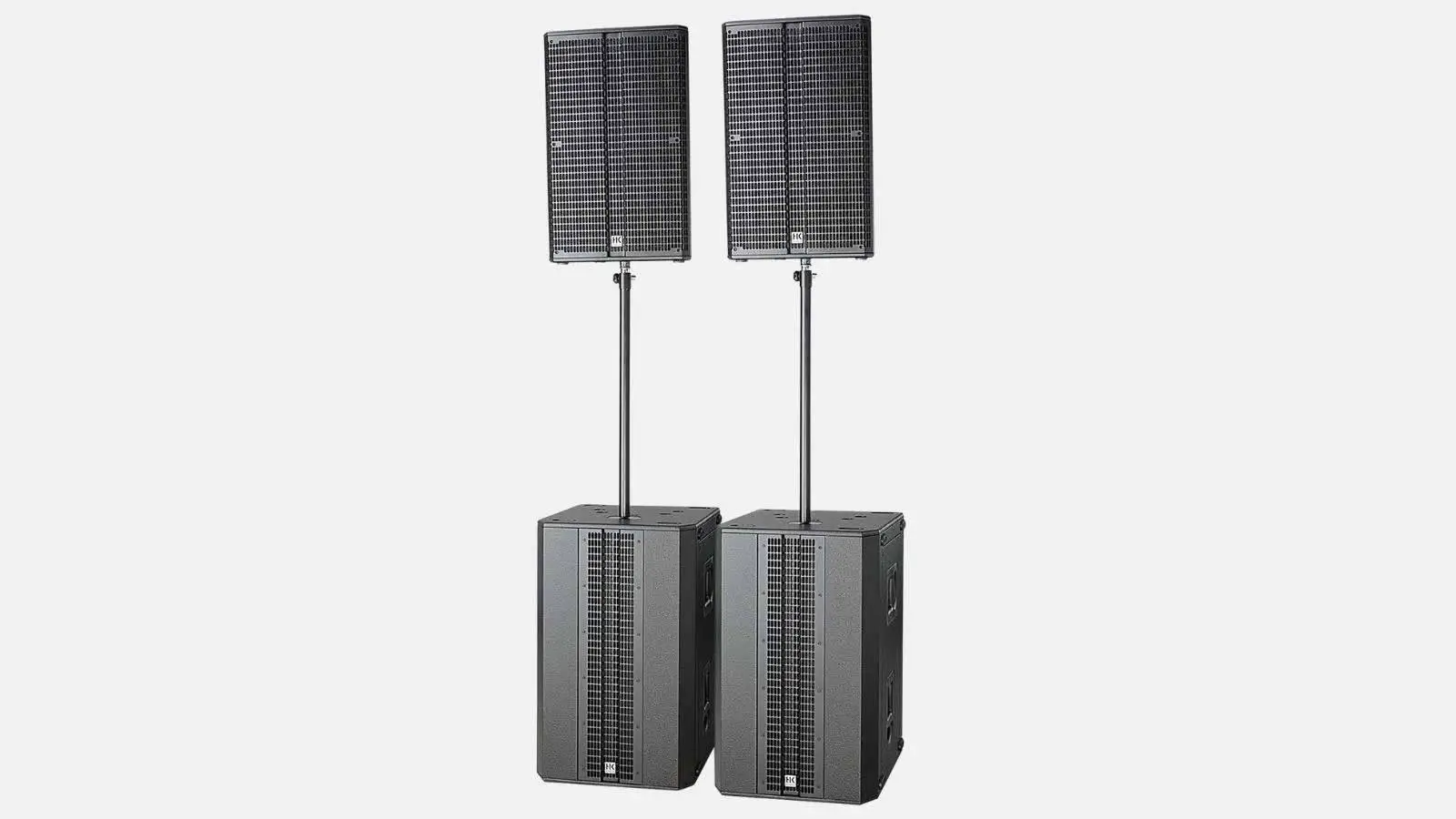 HK Audio Linear 5 Full-Stack PA mit zwei Topteilen auf Distanzstangen über zwei Subwoofern vor weißem Hintergrund.