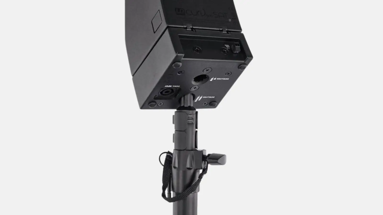 LD Systems CURV 500 PS Satellit auf einem Distanzstab montiert mit SpeakON-Anschlüssen in Schwarz.