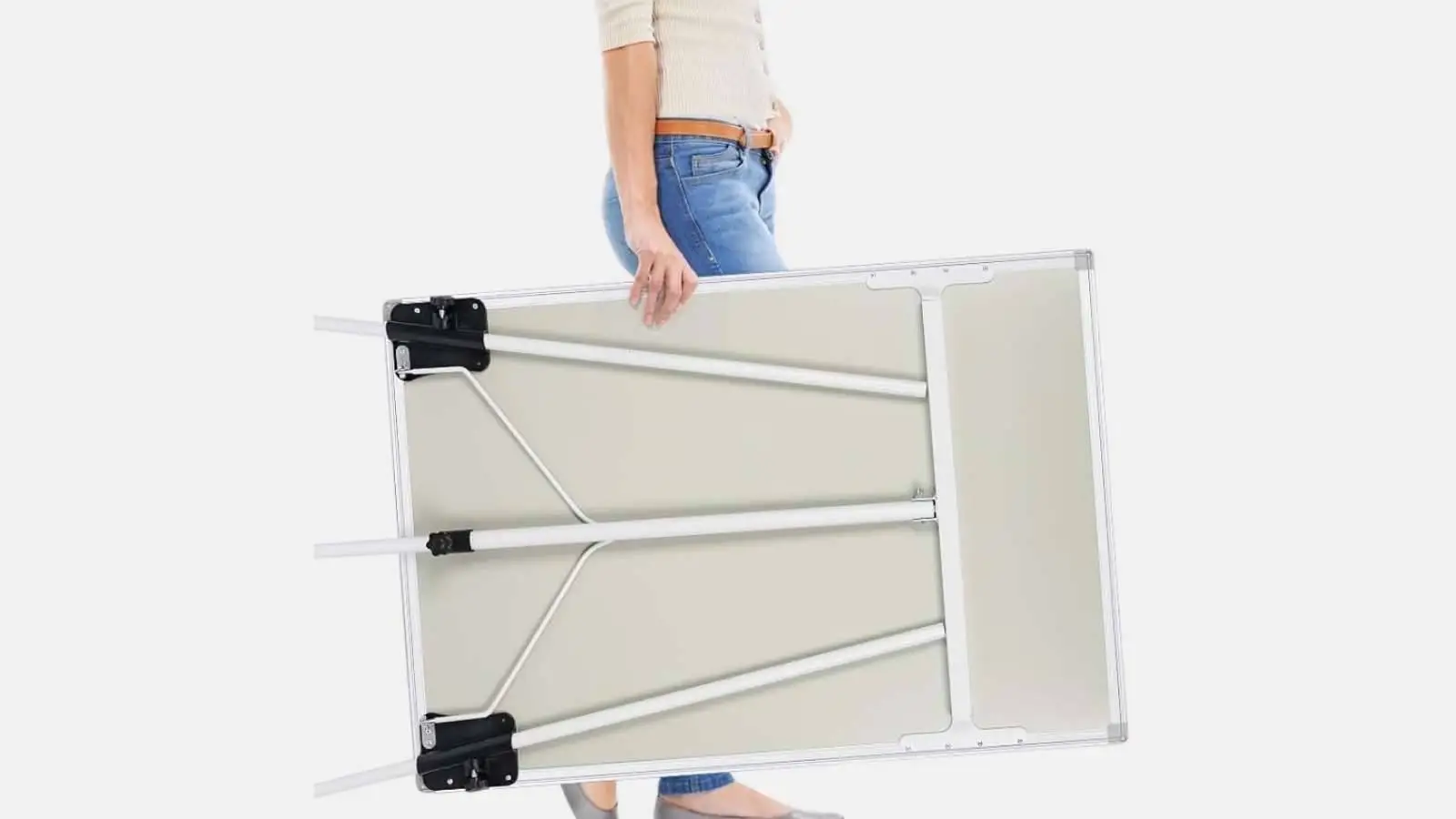 Person trägt das zusammengeklappte Flipchart des Moderations-Pakets und zeigt den Klappmechanismus.