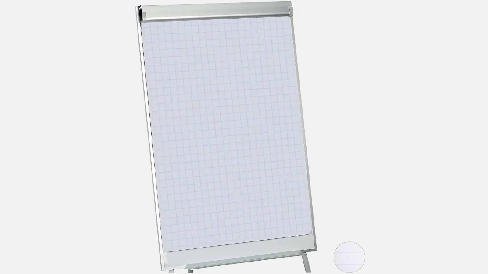 Flipchart des Moderations-Pakets mit kariertem Papierblock in Schrägansicht vor weißem Hintergrund.