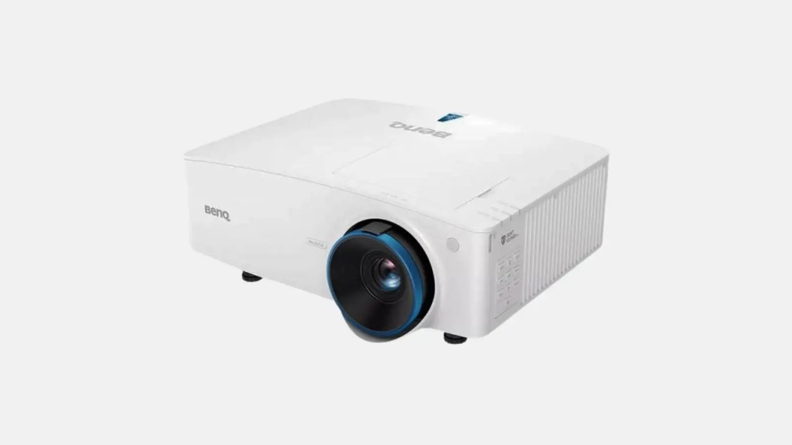 Weißer Laser-Beamer in Schrägansicht mit blau umrandetem Objektiv vor grauem Hintergrund.