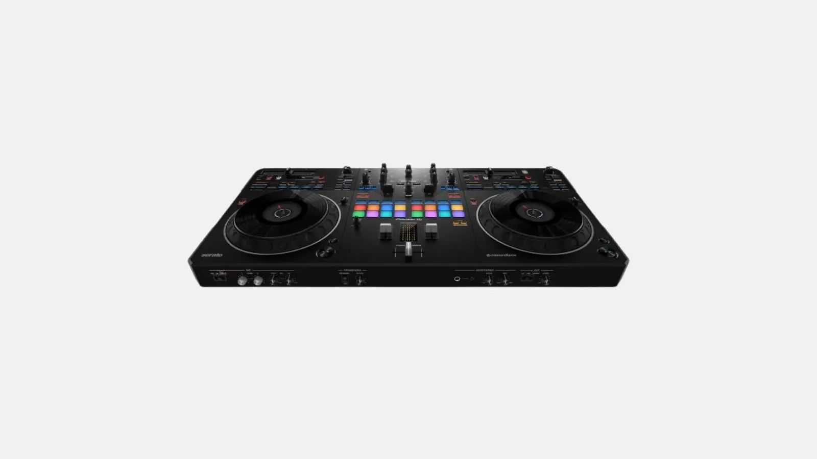 Pioneer DDJ-REV5 DJ-Controller in Schwarz in seitlicher Perspektive mit Jogwheels, Fadern und Performance-Pads.