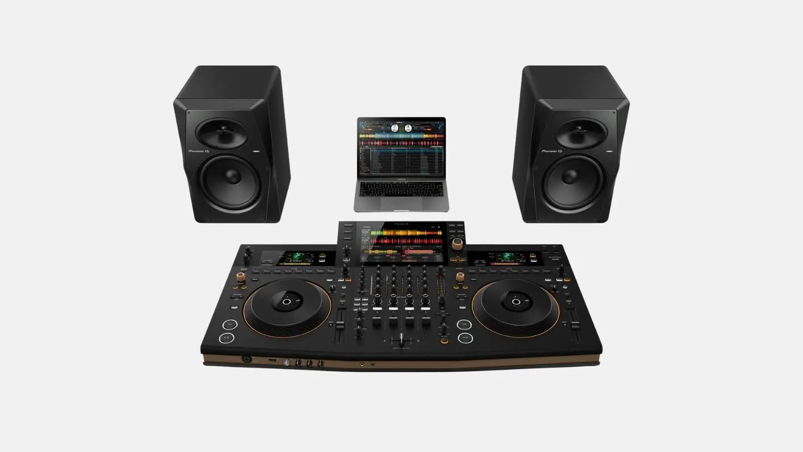 Pioneer OPUS-QUAD Standalone DJ-Pult im Setup mit zwei Monitorlautsprechern und Laptop.